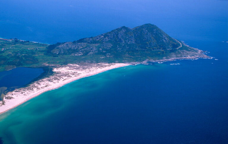 Monte Louro and Laguna de Xalfas: wild nature between coast, dunes and summit