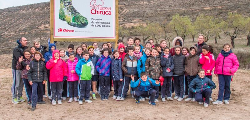 Los niños de los colegios de Arnedo plantan árboles en el Bosque Chiruca