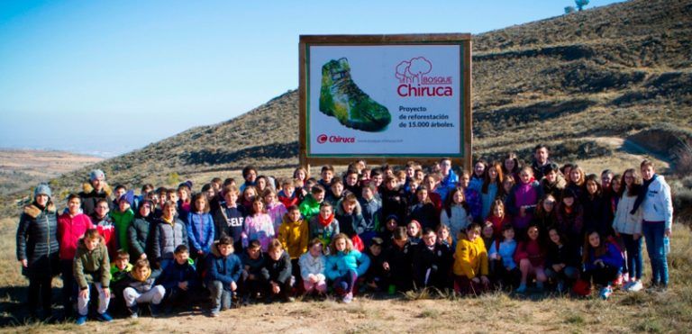 Los niños riojanos plantan árboles en el Bosque Chiruca