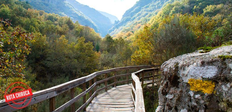 Las pasarelas sobre el río Mao, una de las mejores rutas de senderismo en Galicia